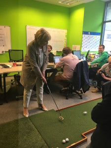 Eine Runde Golf mit Golf Post ließ sich die Ministerpräsidentin nicht nehmen.