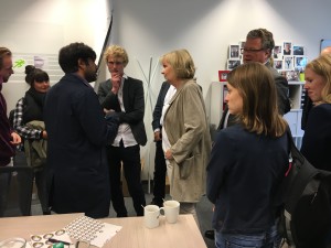 Hannelore Kraft spricht mit Manuel Perera von Bauerntüte über das Konzept, regionale Lebensmittel auszuliefern