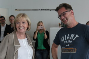 Hannelore Kraft und Oliver Thylmann reden via Skype mit einer Mitarbeiterin, die sich in Mutterschutz befindet