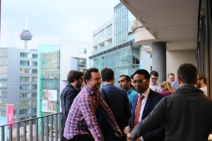 Networking mit guten Aussichten auf dem STARTPLATZ-Balkon.