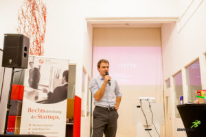 Johannes Judt präsentiert das Startup Nyris auf dem Rheinland-Pitch #46