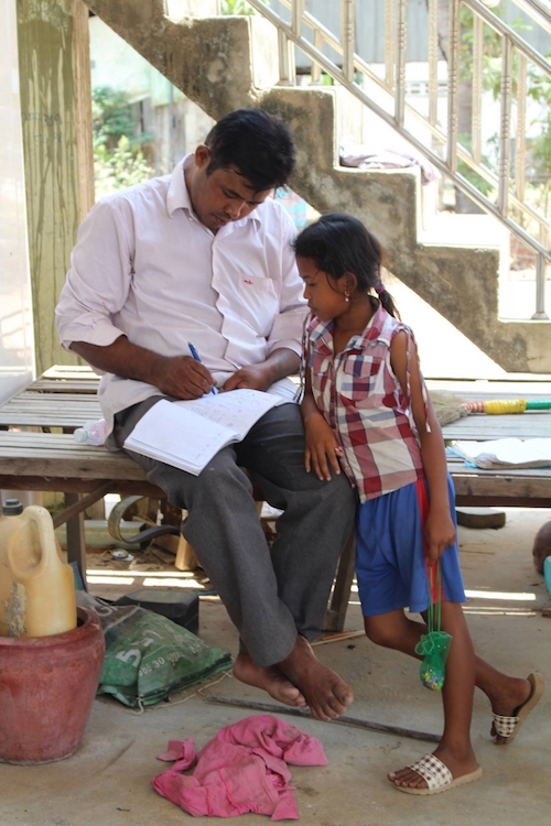 Mr. Thy mit einem der Kinder aus Go Pang Na