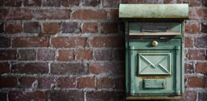 Titelbild Briefkasten an Mauerwand.
