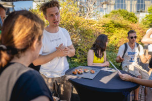 BellyBay versorgte auf dem Kölner Startup-Sommerfest die Gäste mit veganem Lachs