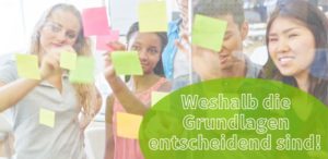 Gründer die Post-its an eine Glas-Tafel hängen.