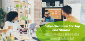 Eine Gruppe von 3 Menschen sitzt an einem Tisch in einem hellen Coworkingspace und unterhält sich, alle haben Laptops vor sich Tassen mit Getränken. Im Hintergrund ist eine Pinnwand mit Post-Its zusehen und ein Regal mit Ordnern.