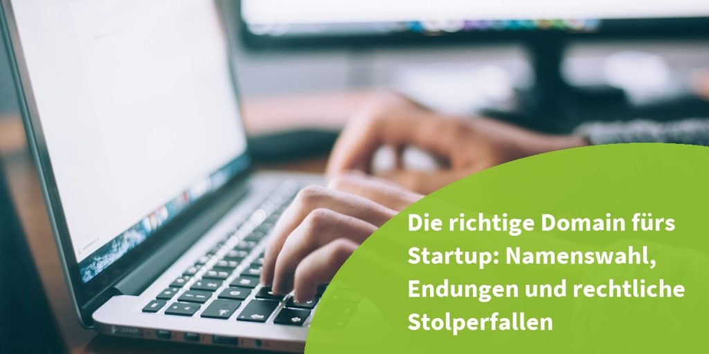 Person tippt auf einem Laptop, daneben der Titel: Die richtige Domain fürs Startup
